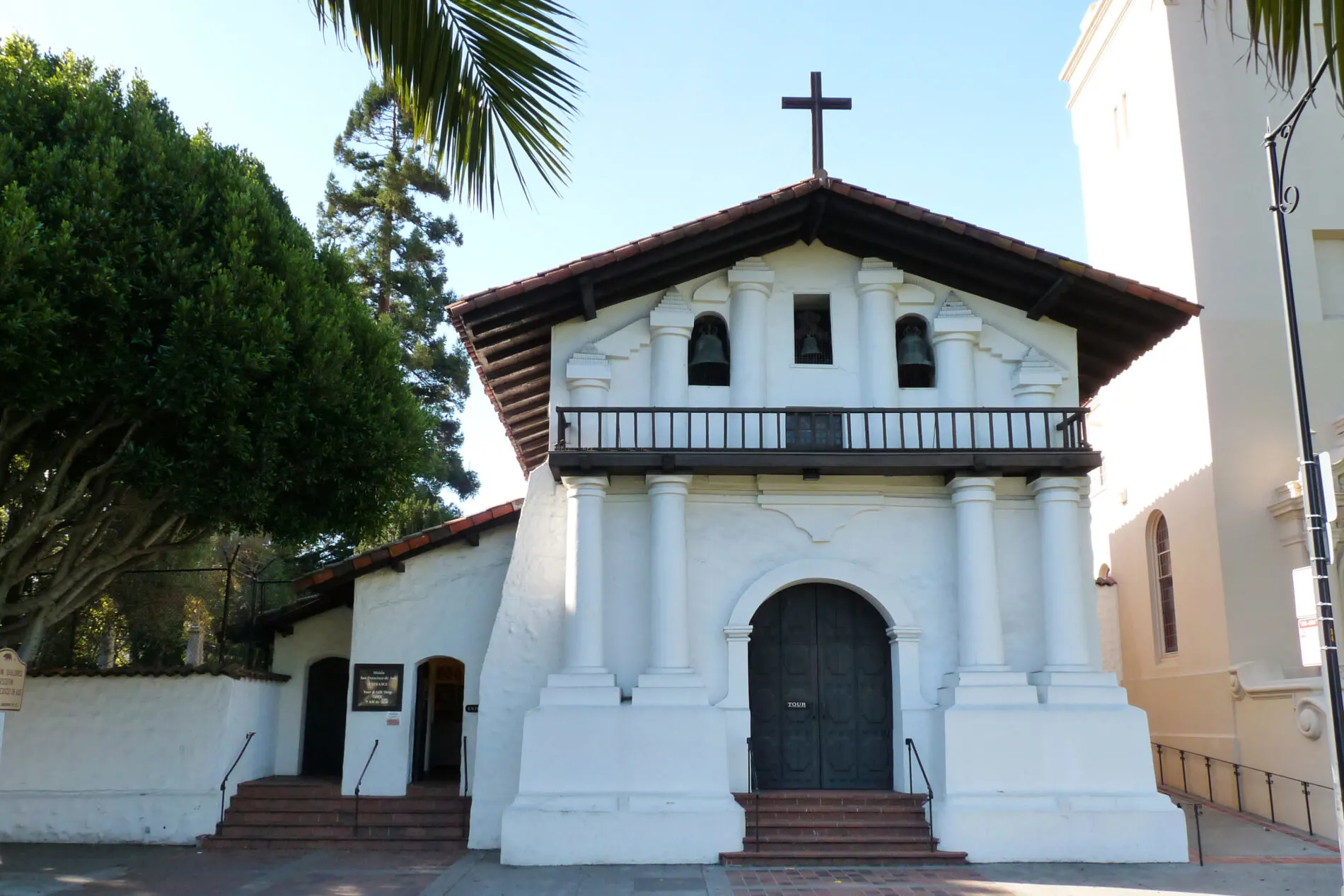 San Francisco de Asís, also called Mission Dolores, was built in 1776. It is the oldest surviving building in San Francisco.