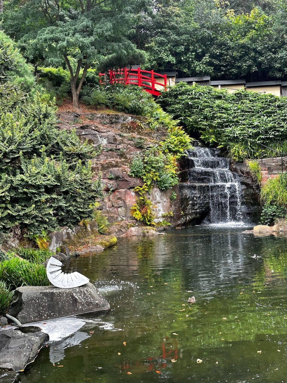 A beautiful red bridge high above the koi pond at the Japanischer Garten.